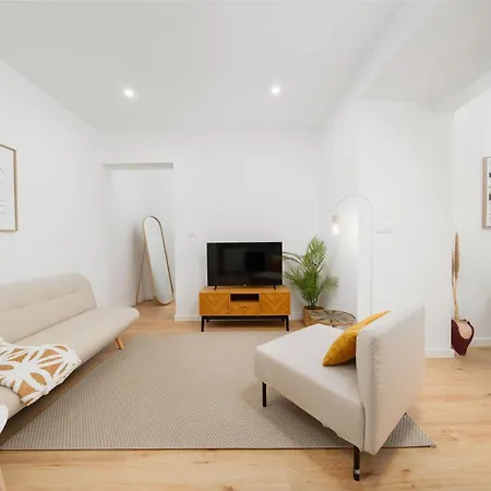 Rc - Air-conditioned - Beautifully Designed In The Heart Of Lisbon, Bright, Stylish And Exceptionally Located Apartment Lissabon