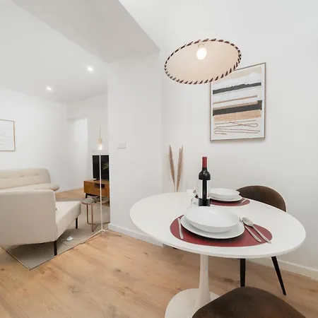 Rc - Air-conditioned - Beautifully Designed In The Heart Of Lisbon, Bright, Stylish And Exceptionally Located Apartment Lissabon
