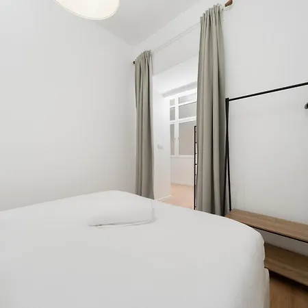 Rc - Air-conditioned - Beautifully Designed In The Heart Of Lisbon, Bright, Stylish And Exceptionally Located Apartment *